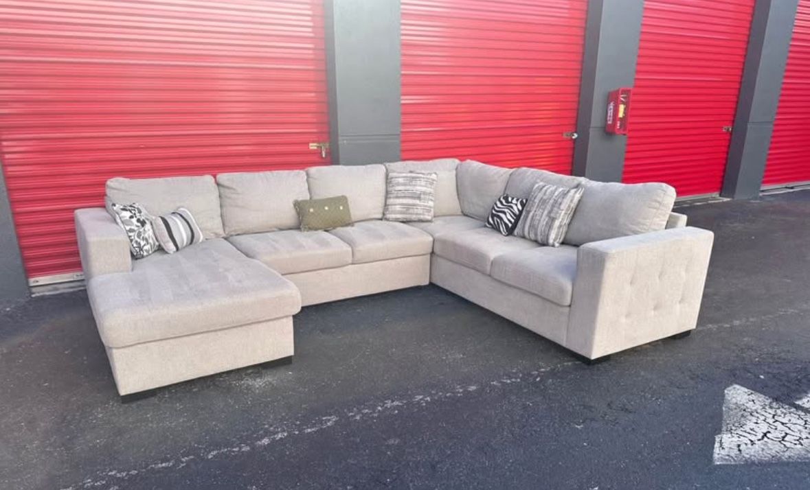 Grey Sleeper Sectional Free Delivery 🛻