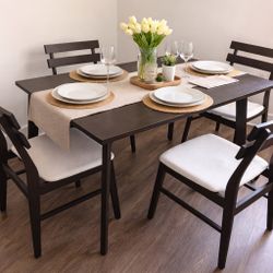 Dinner Table / Comedor