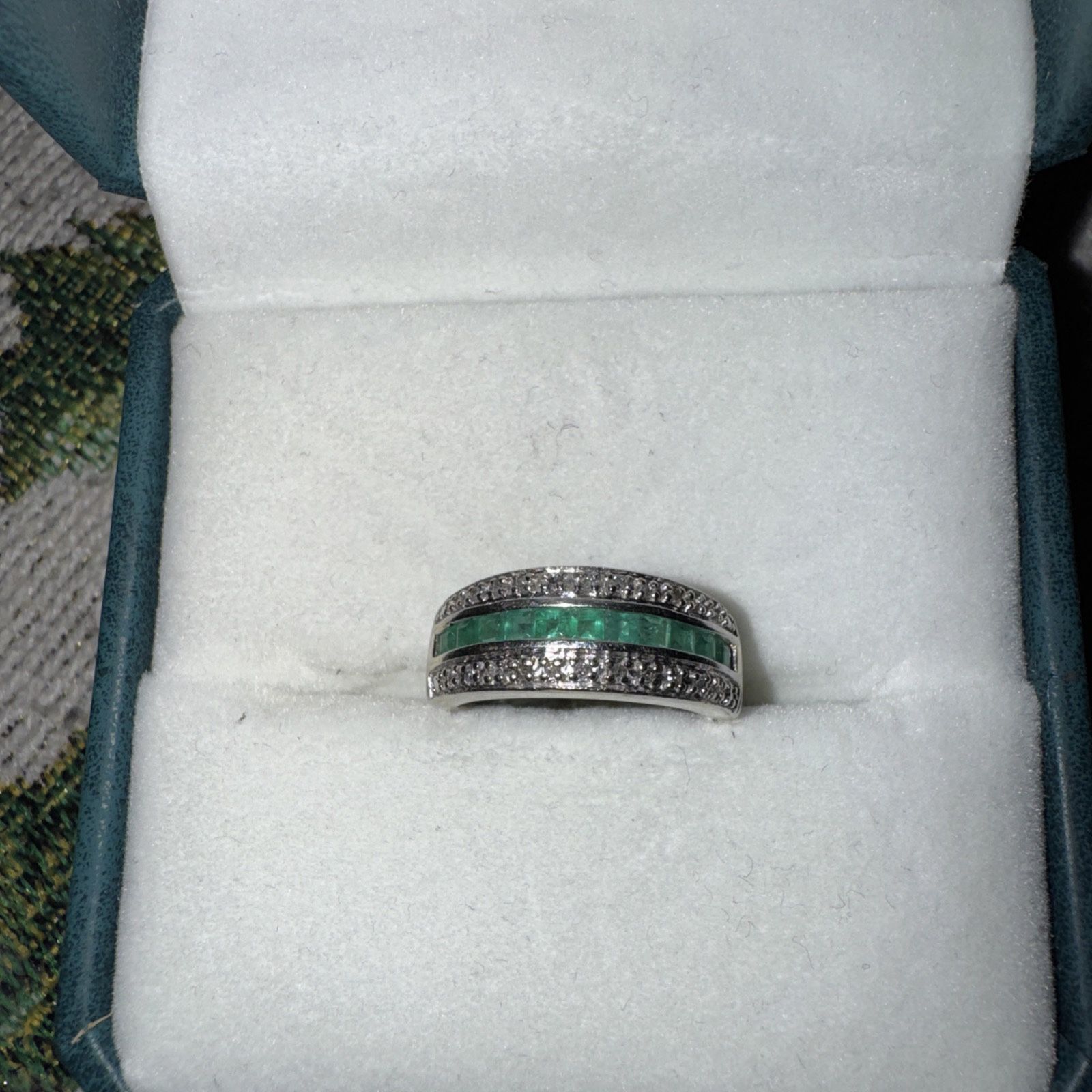 10k. White Gold 1 CTW. Natural Emerald and Diamond Ring