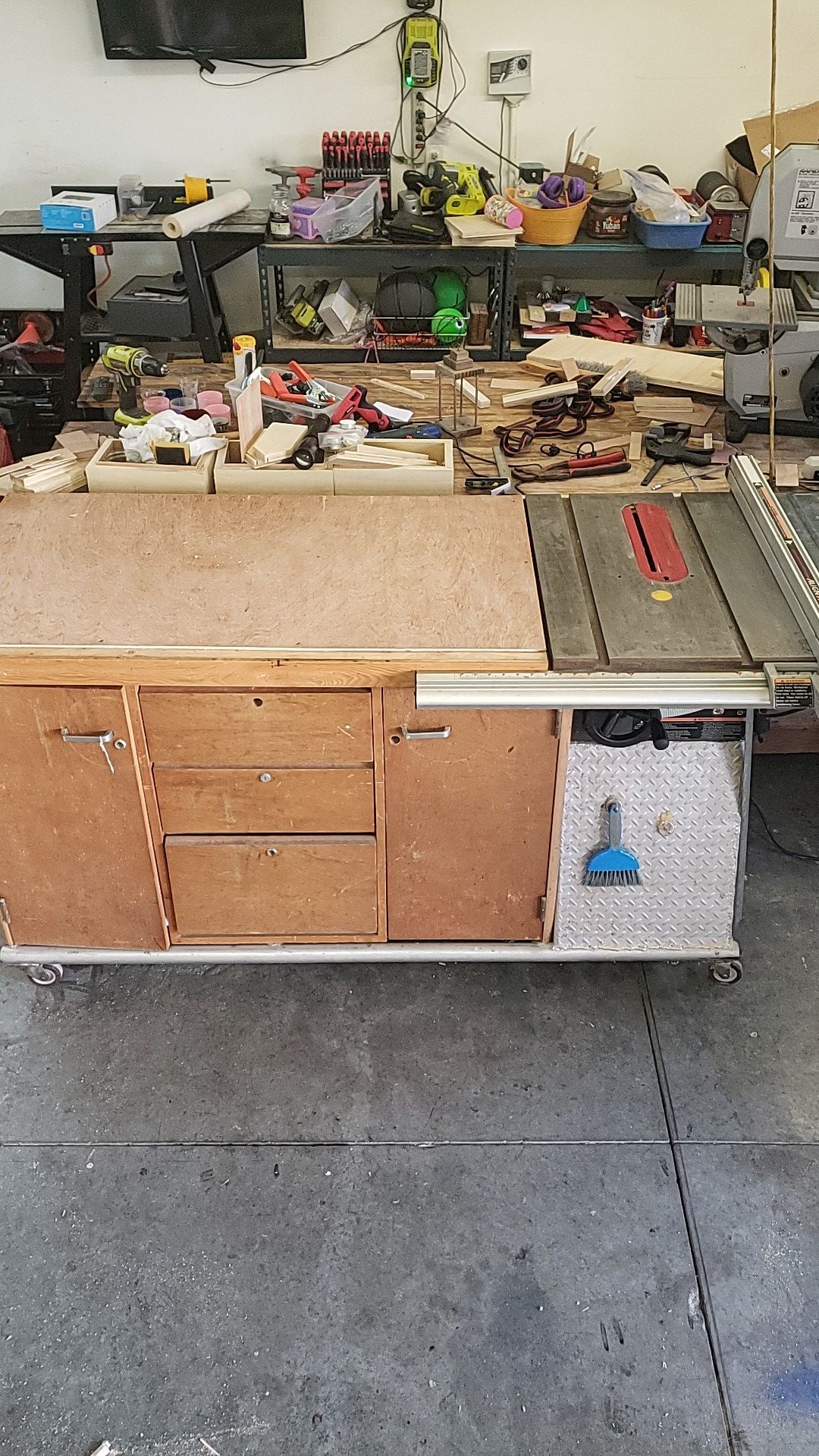 Craftsman 10in table saw in cabinet