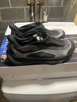 Hoka sneakers size 10.5