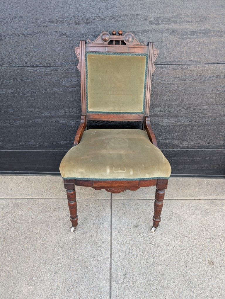Nice Antique Carved Wood Victorian Vintage Parlor Chair