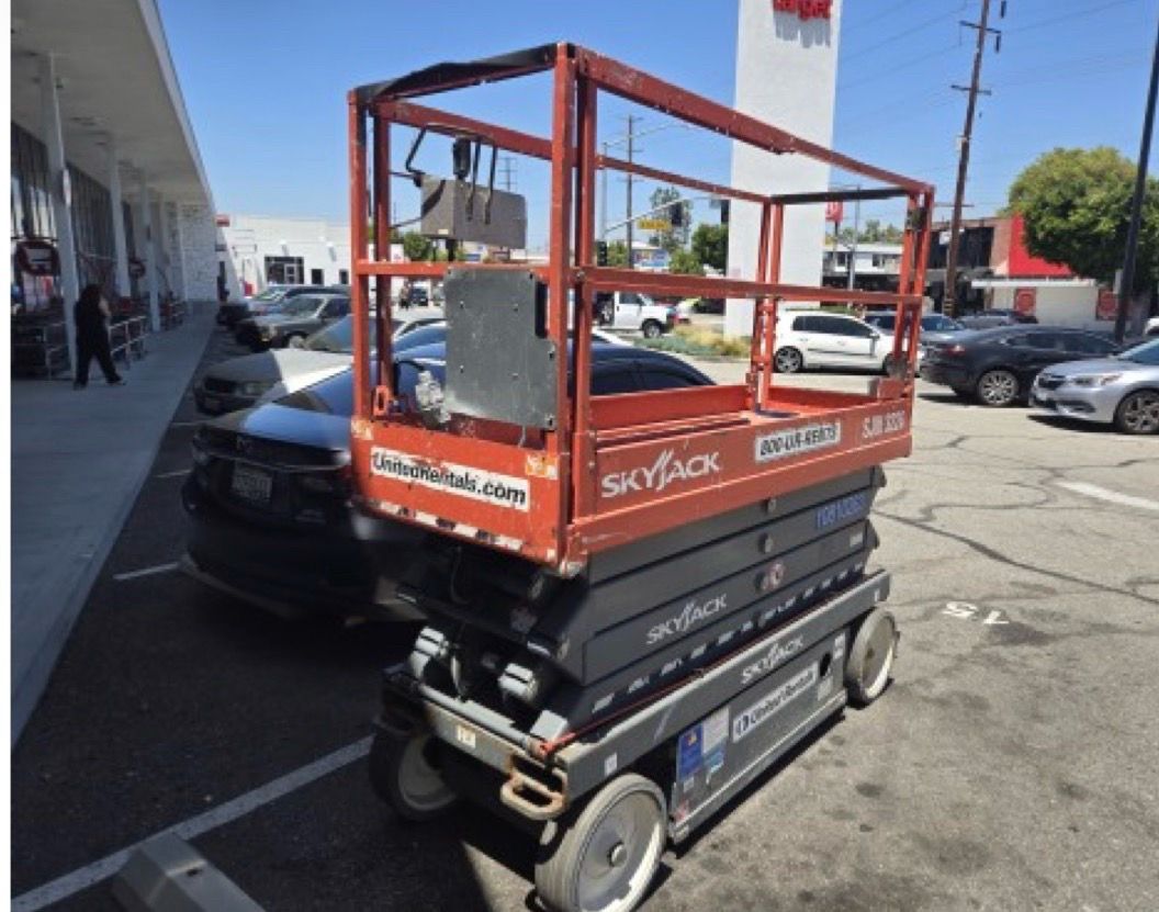 SCISSOR LIFT 26' ELECTRIC 32” WIDE