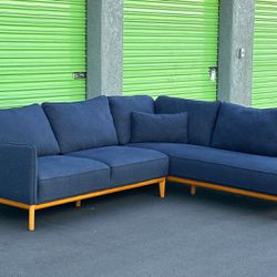 MACY’S SECTIONAL COUCH/ BLUE FABRIC/ SOLID WOOD LEGS/ 2 PIECES/ DELIVERY NEGOTIABLE