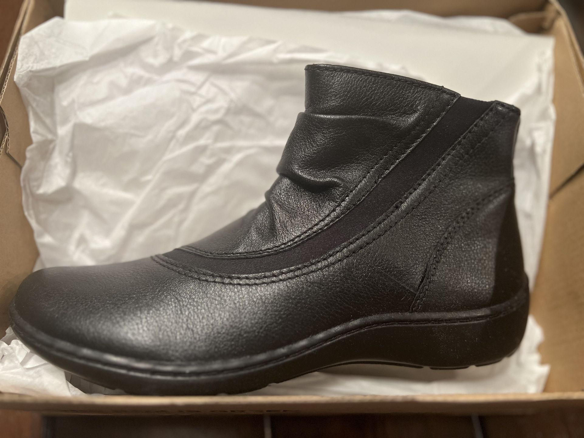 CLARKS- NIB Cora Derby Black Leather 8.5 Women’s