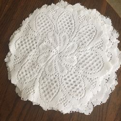 Doilies 8 - 6 White Round and 2 Beige Rectangle