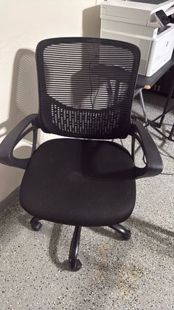 Black Mesh Office Chair with Armrests