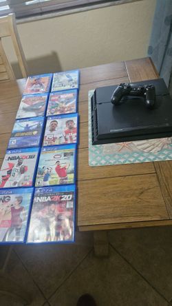 Playstatiin 4 with 10 games