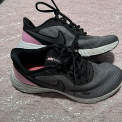 Womens Size 7.5 Nike Revolution Tennis Shoes 