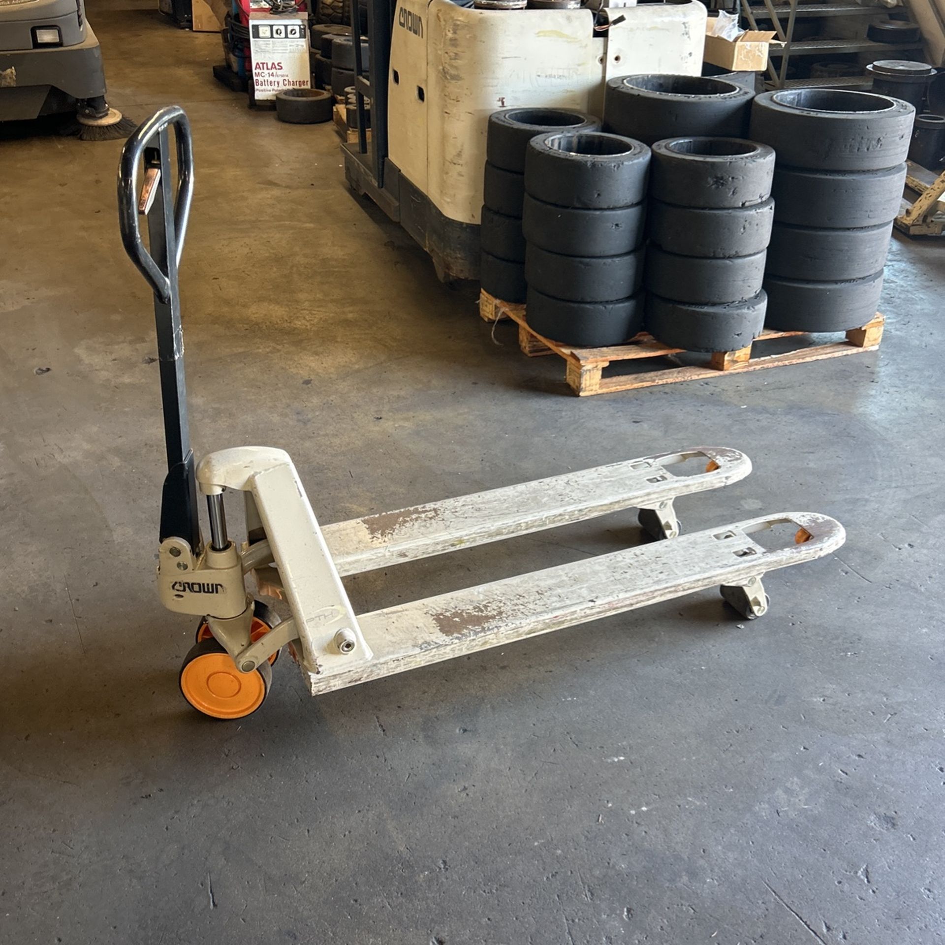 Crown Narrow pallet Jack 