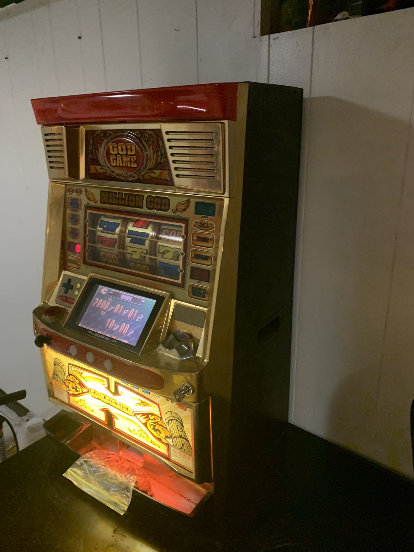 Slot machine with tokens