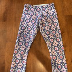Women’s Lululemon size 4, colorful Capri pants shipping available