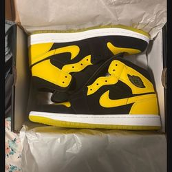 JORDAN 1 MID SE “NEW LOVE”