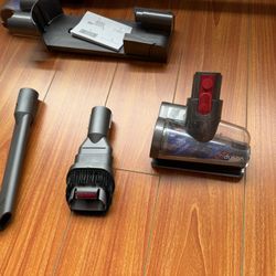 Dyson V8 Vaccum Cleaner