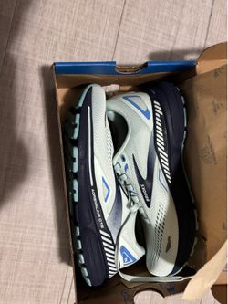 Women’s  Brooks Adrenaline gets 23 size 7 (wide)
