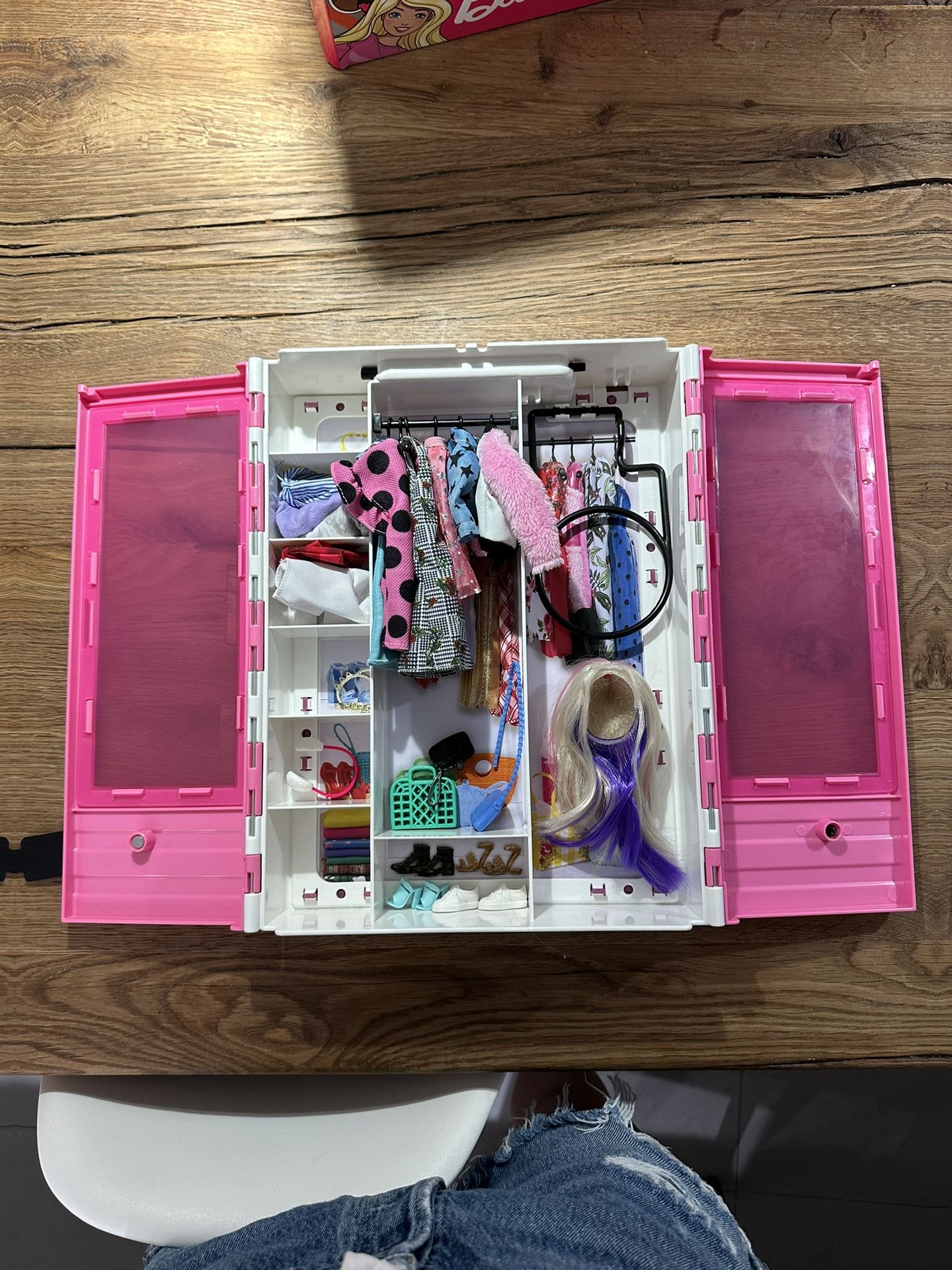 Barbie Closet With The Accessories And Clothes