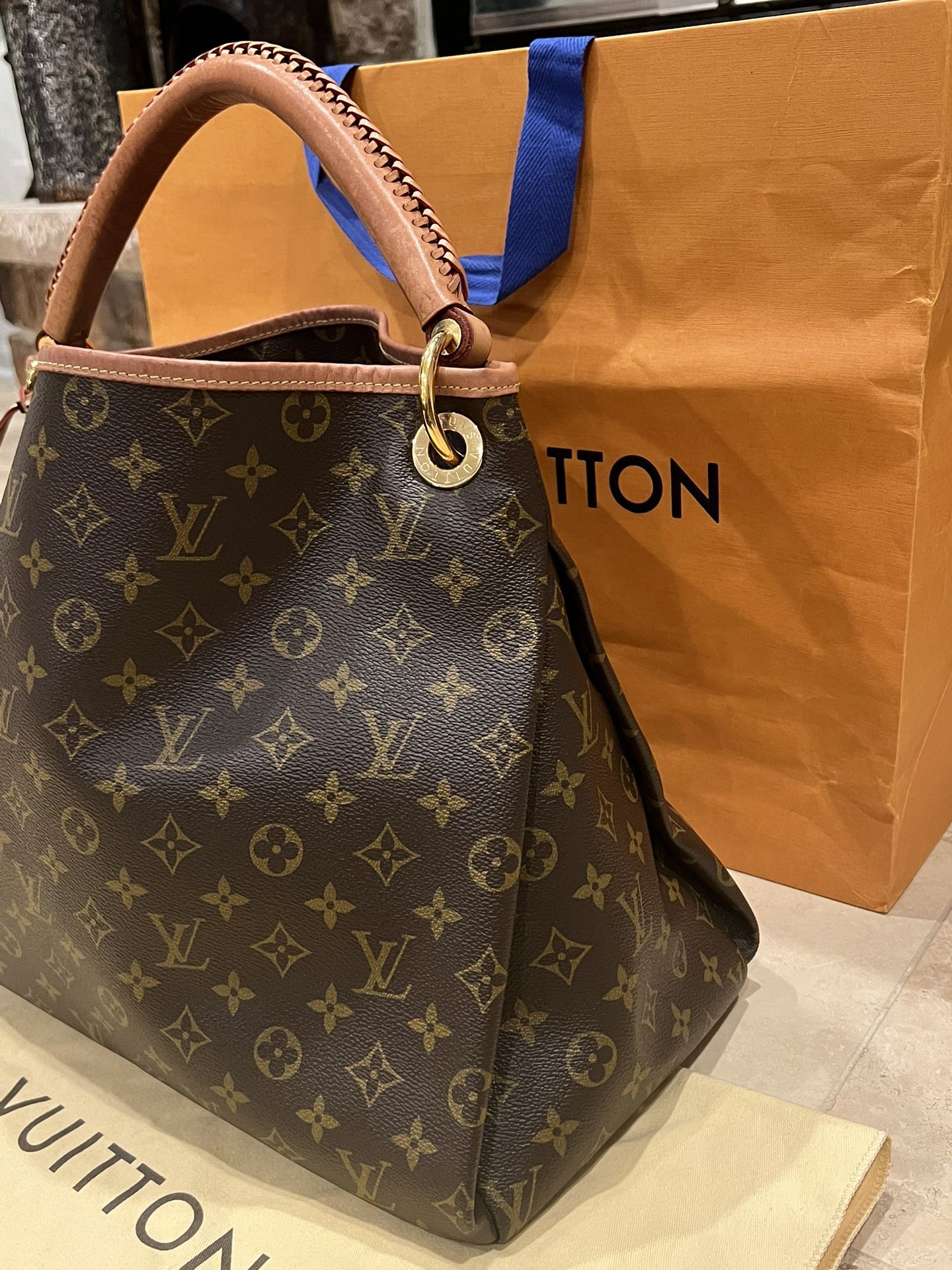 AUTHENTIC LOUIS VUITTON SULLY MM THIS PURSE IS LIKE NEW COMES WITH DUST BAG  AND BOX ONLY MESAGE ME IF YOU INTERESTED THANK YOU for Sale in Los Angeles,  CA - OfferUp