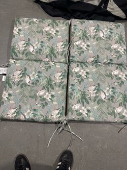 4 attached cushions