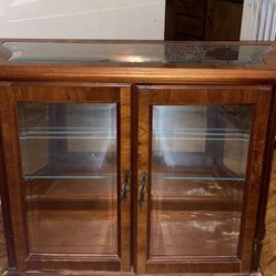 Pulaski Furniture Curved Glass Mirrored and Back Lighted Curio Cabinet