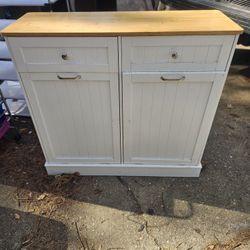 Price Is Firm. Very Cute Kitchen Island / Breakfast Station