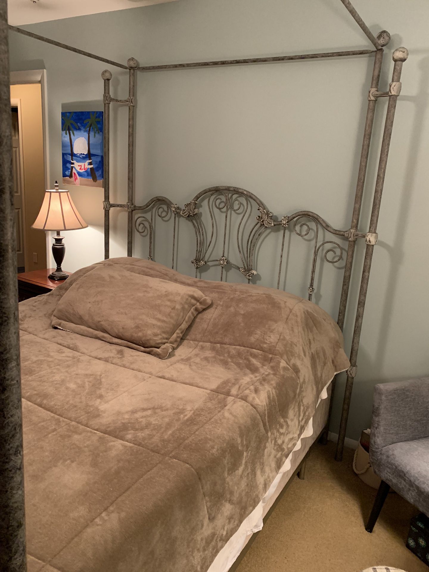 Queen Bed - Wrought Iron Canopy Bed Frame for Sale in Saint-victor 