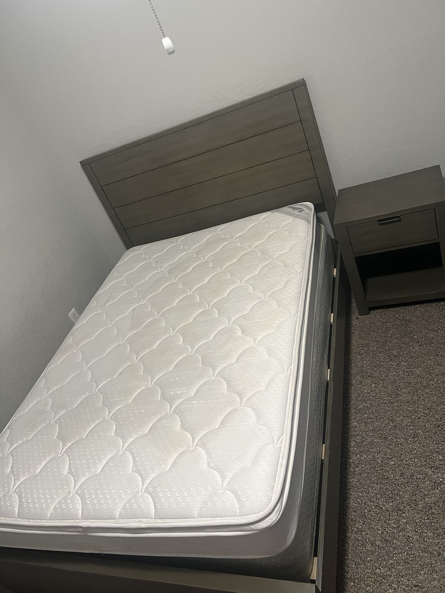 Full Size Bed , Nightstand, Mattress Y Box Spring 