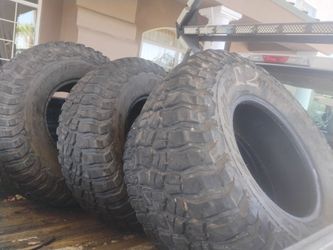37X12.50 17 BF Goodrich mud terrain