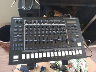 Roland Rhythm Performer. T R - 8 S