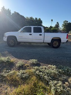 GMC Sierra 2500HD Crew Cab Pickup Truck