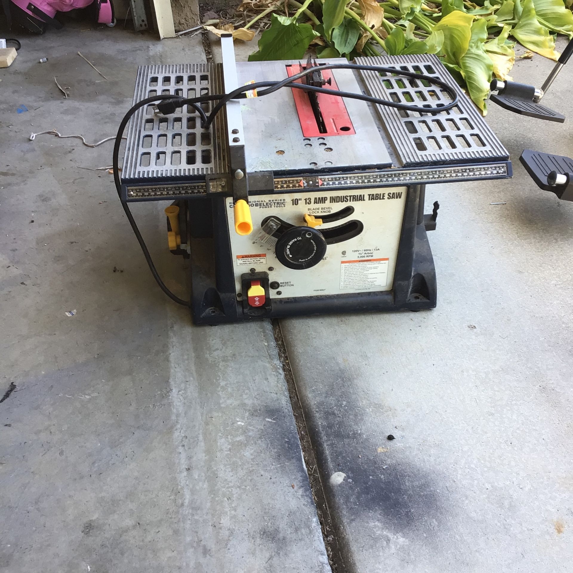 Chicago 10 inch electric Table Saw. 13AMP Industrial