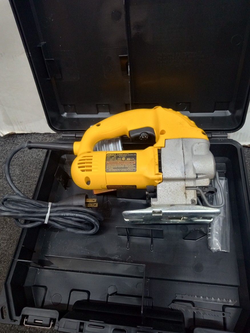 DeWalt dw317 corded orbital jigsaw with accessories