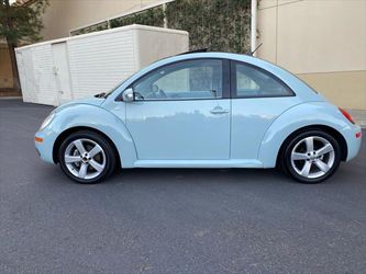 2010 Volkswagen New Beetle Coupe Thumbnail