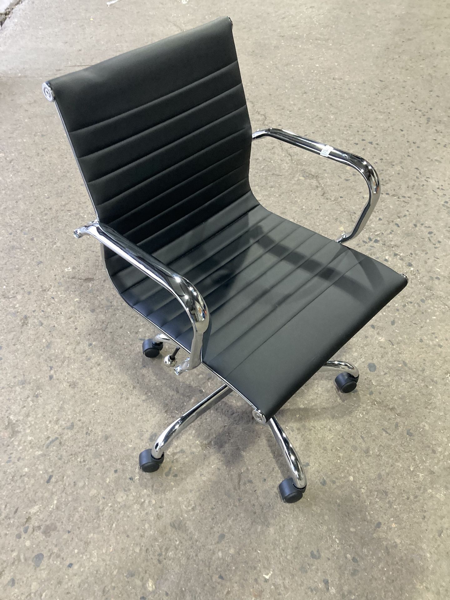 Office Chair, Business Premium Style Ribbed, Black with Chrome Base, Wheels, Recline, Height adjustment, Quality! Like new. Available more than 10, a