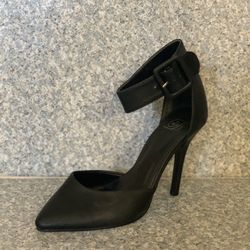 D Black Heels (sz 6.5)