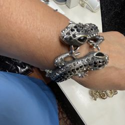 Geicko Bracket Beautiful Made Snake Brooch