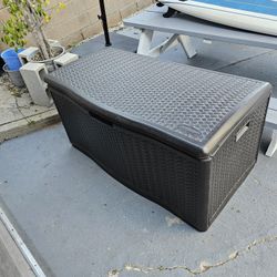 Rubbermaid outdoor storage container box, Good condition