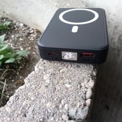 Magsafe 10,000MaH PowerBank With DIGITAL READER AND USB C AND APPLE LIGHTING CORD ATTACHMENT 