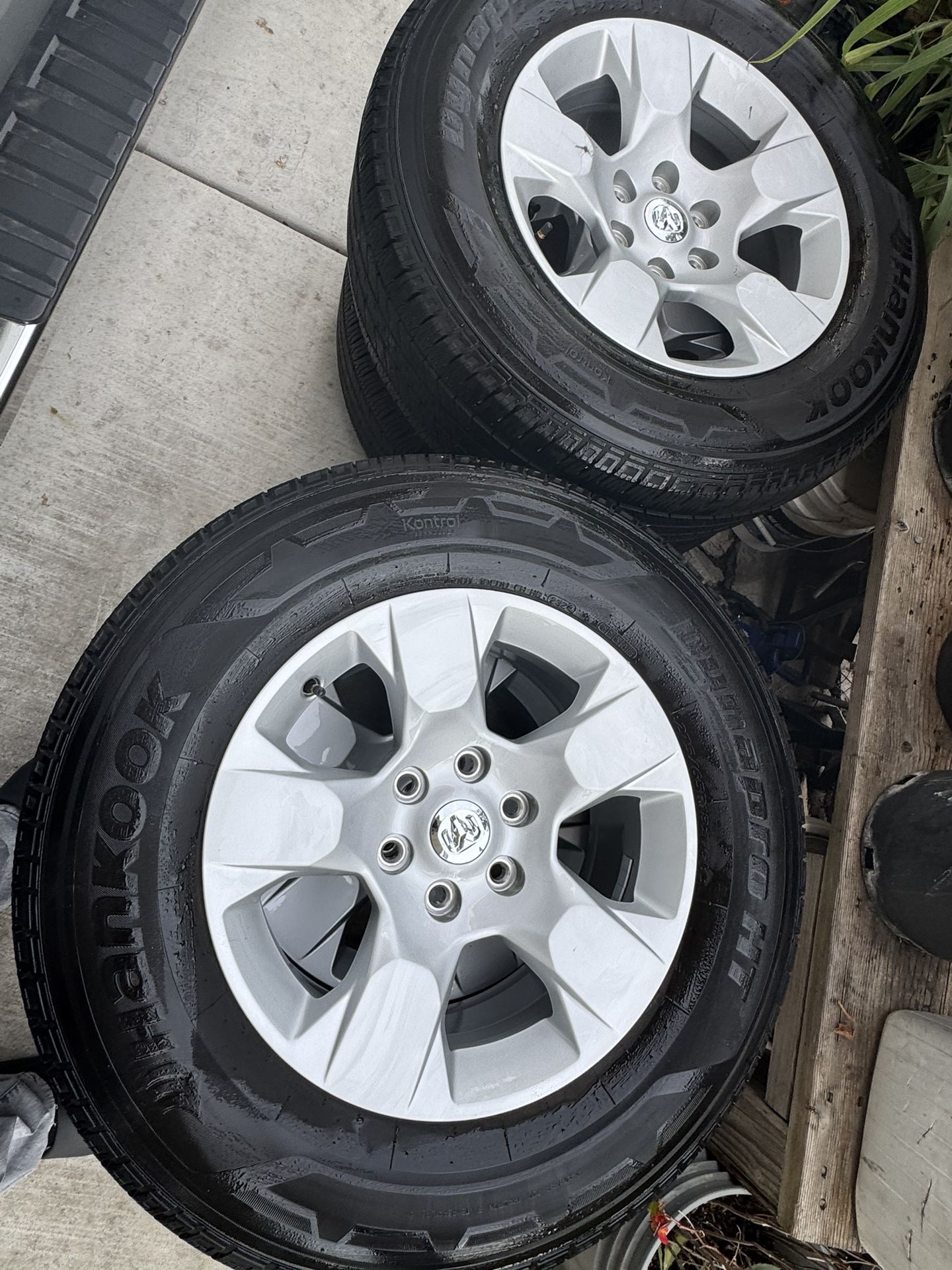 Hi, I have a full set of rims and tires