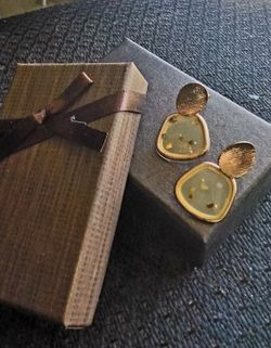 vintage-style geometric resin dangle earrings