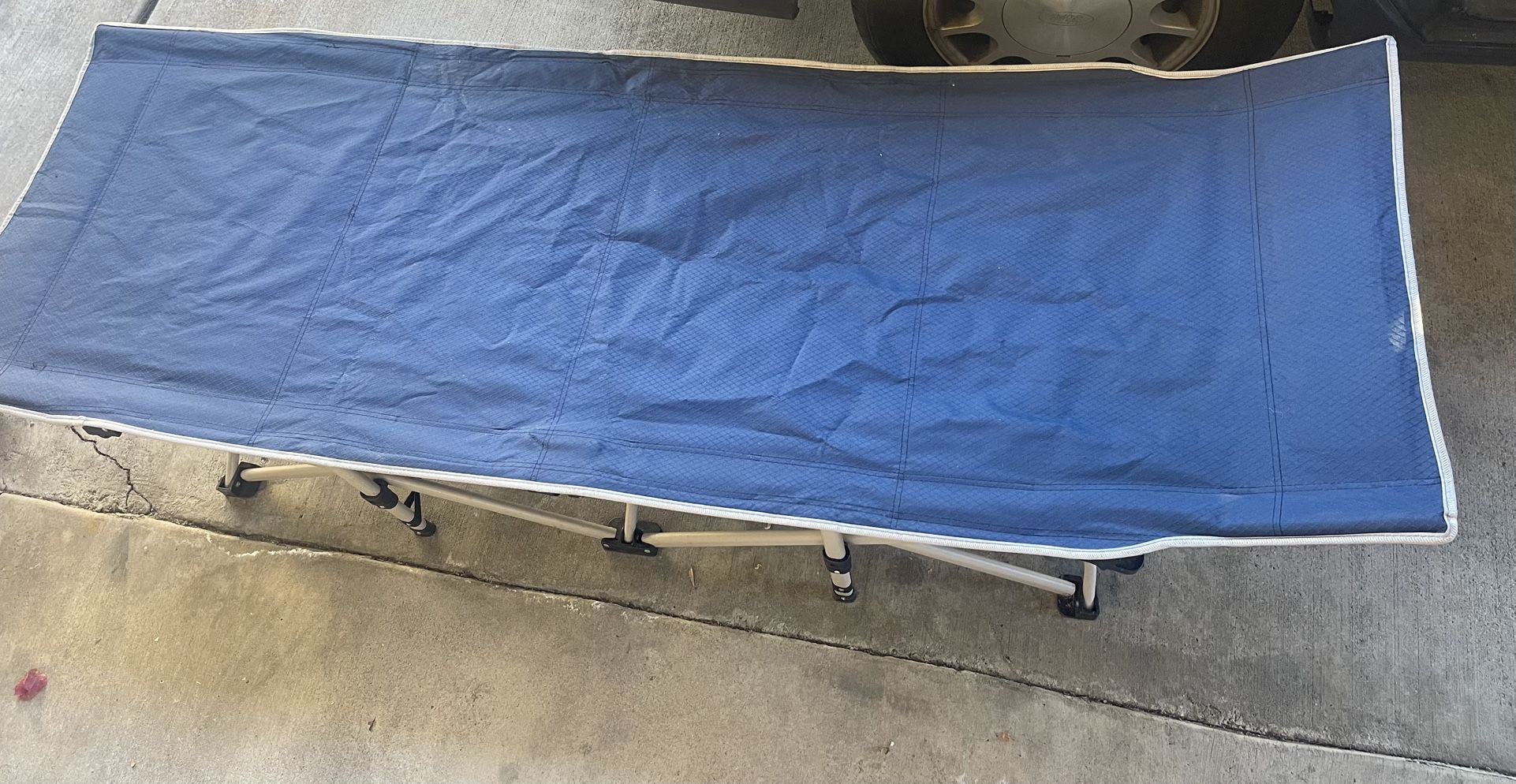 Sleeping cot for camping