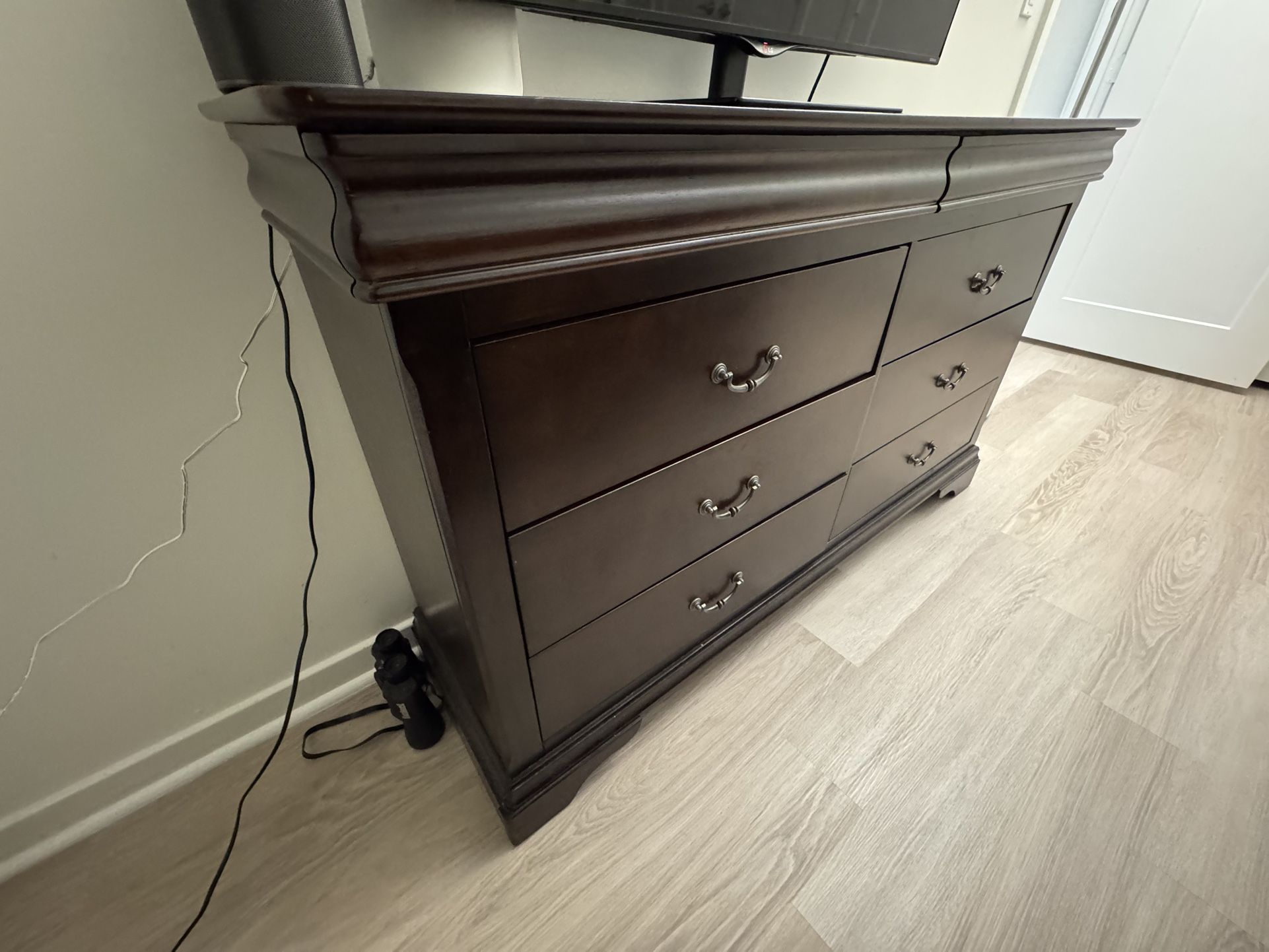 Raymour & Flanigan Dresser