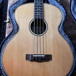Axl - Acoustic-Electric Bass w/TKL Hardshell Case