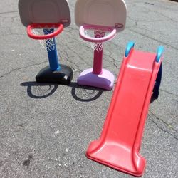 2 Little Tykes Basketball Courts+Slide