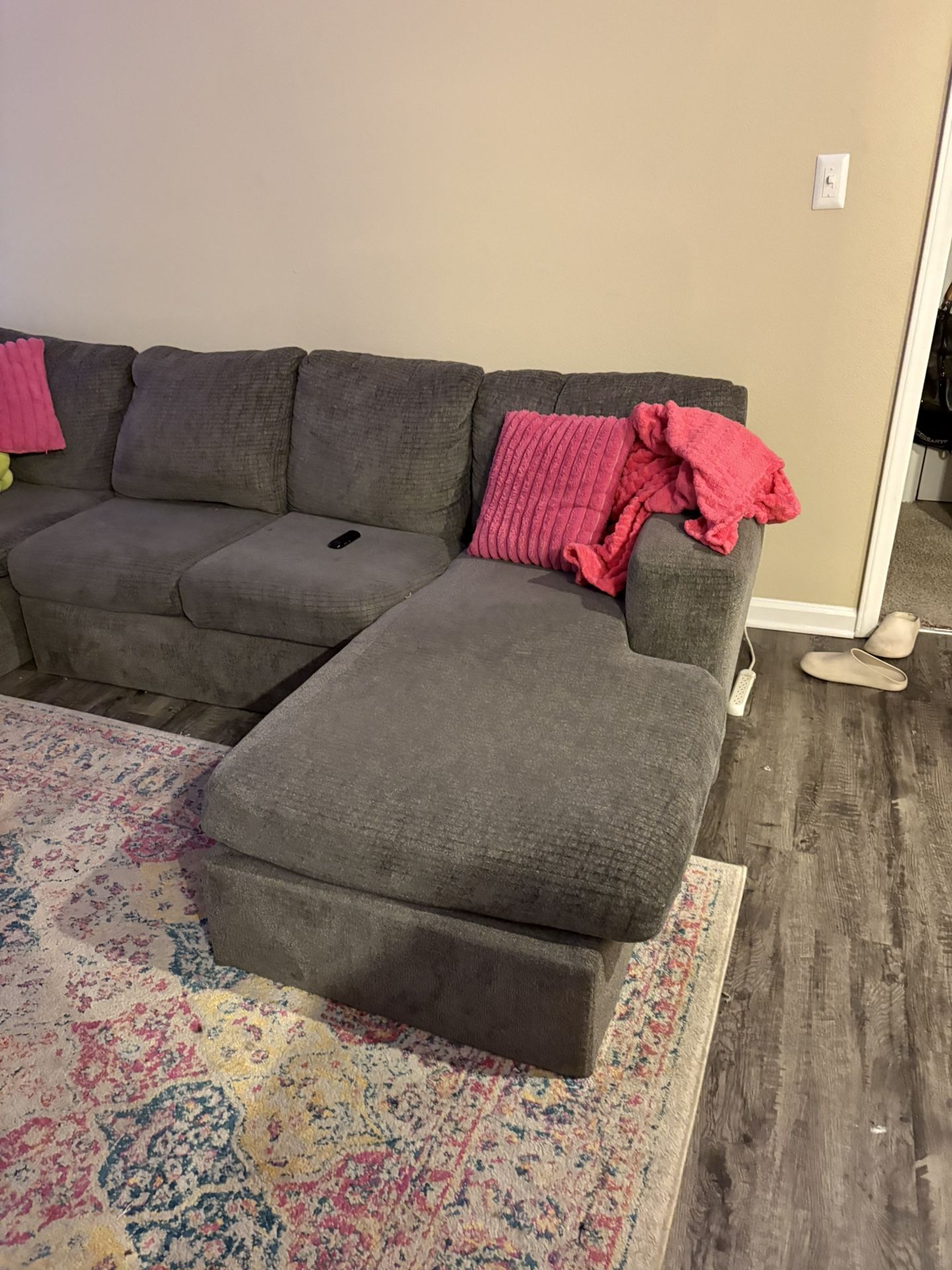 GREY SECTIONAL COUCH
