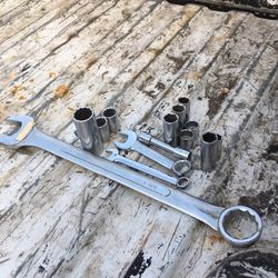 11-SOCKET 9-BRAND NEW CRAFTSMAN SOCKET 3-BRAND NEW COMBINATION WRENCHES AND A EXTENSION $25.00