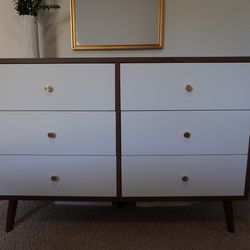 Modern 6-Drawer Wooden Dresser - Like New!