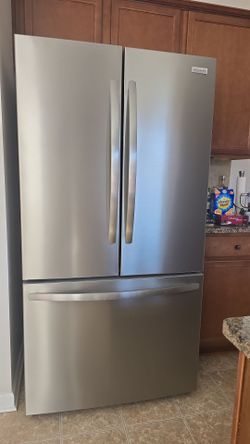 Frigidaire French Door Refrigerator, Stainless Steel (Three doors / Excellent Condition)