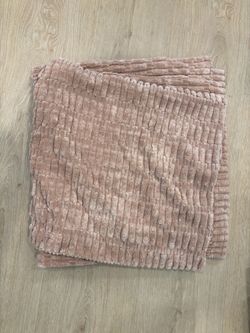 5 like new throw pillow cover, and throw blanket