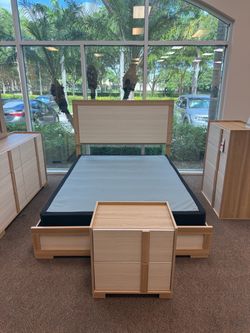 Brand New Modern Light Wood Bedroom Set / Juego de Cuarto Nuevo a Estrenar