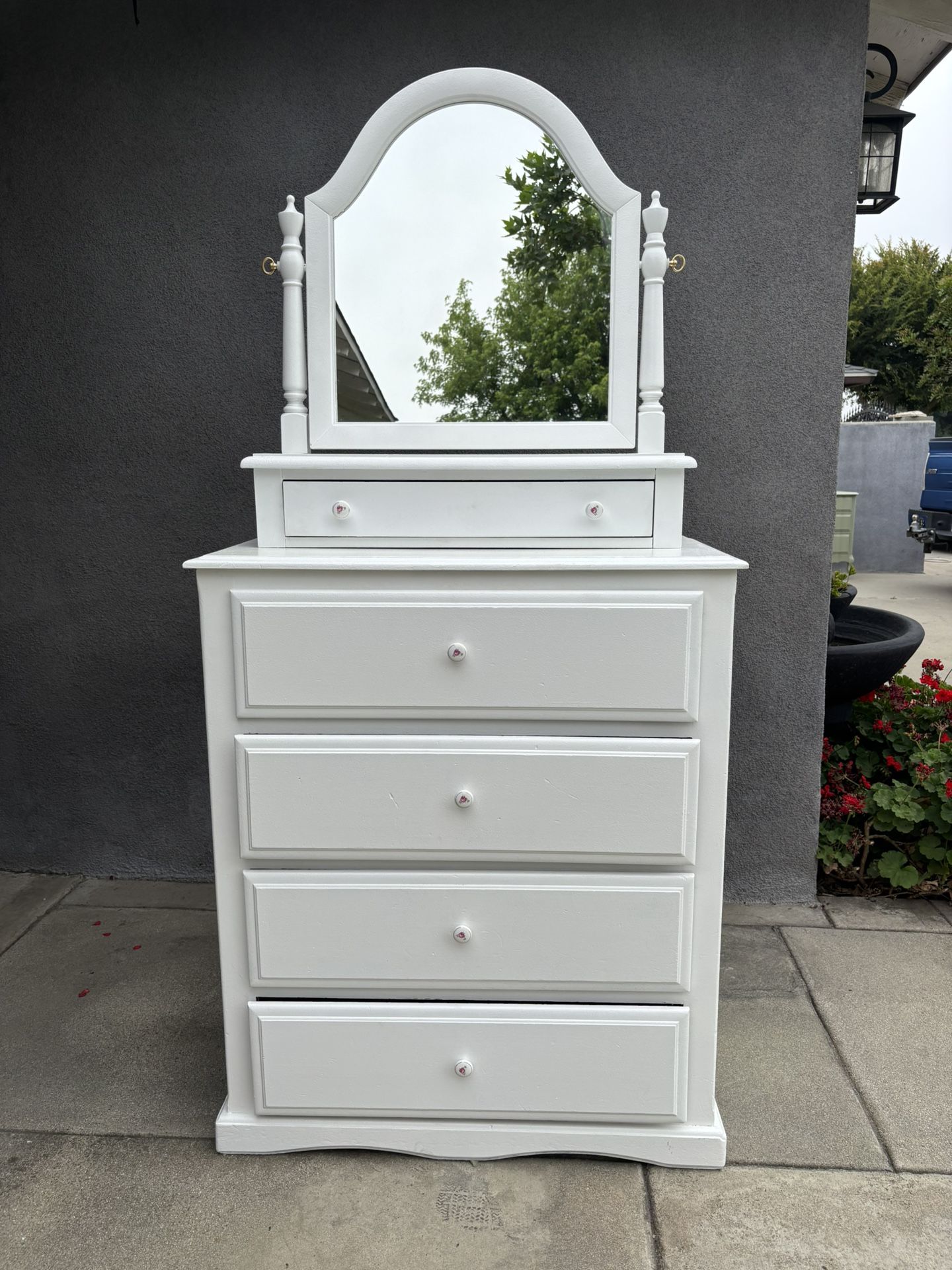 White Chest With Mirror And Jewelry Drawer